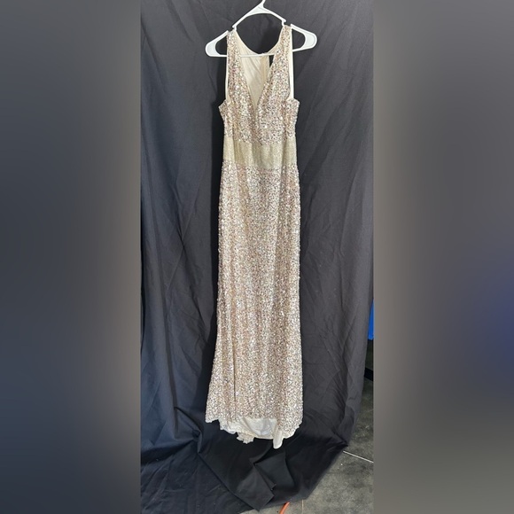 Mac Duggal 4930 NWOT SEQUINED SLEEVELESS V NECK COLUMN GOWN - Picture 4 of 8